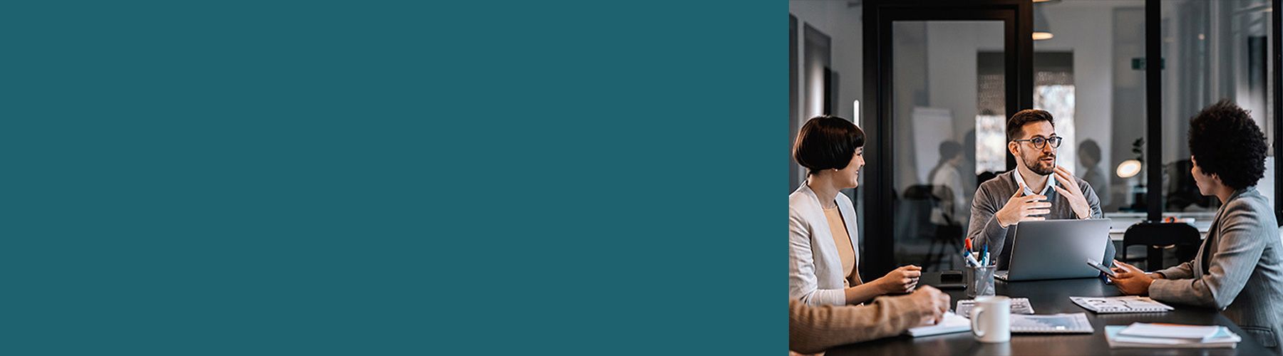 Eine Gruppe plant im Büro einen neuen Konzept- und Produkttest.