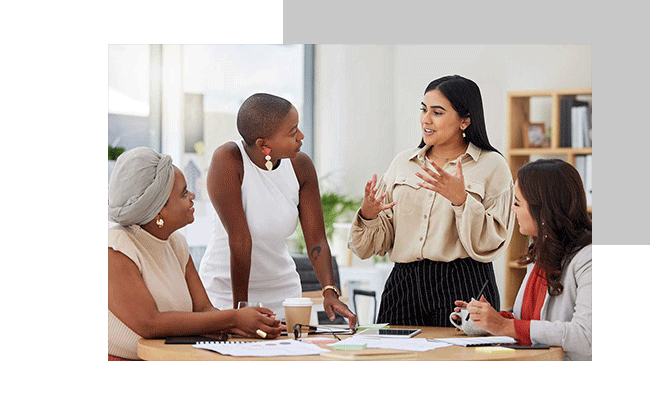 Vier Frauen reden über die Kundenzufriedenheitsbefragung in ihrem Unternehmen.
