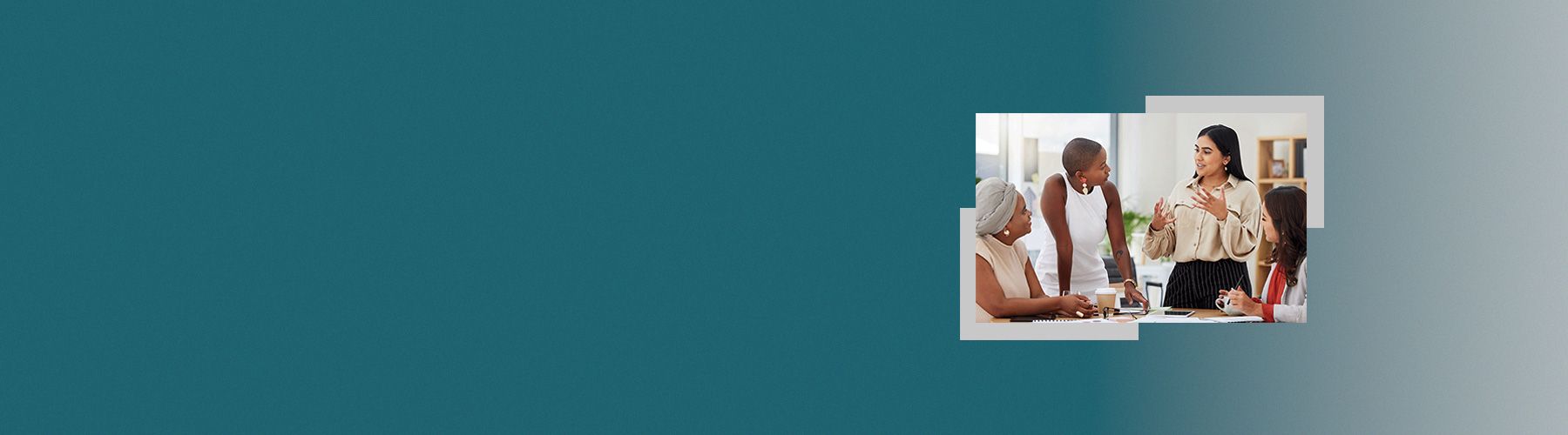 Vier Frauen reden über die Kundenzufriedenheitsbefragung in ihrem Unternehmen.