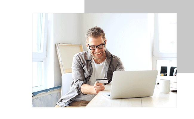 Kundenkontaktpunkt und NPSplus: Ein Mann sitzt am Laptop mit seiner Kreditkarte und kauft etwas online.