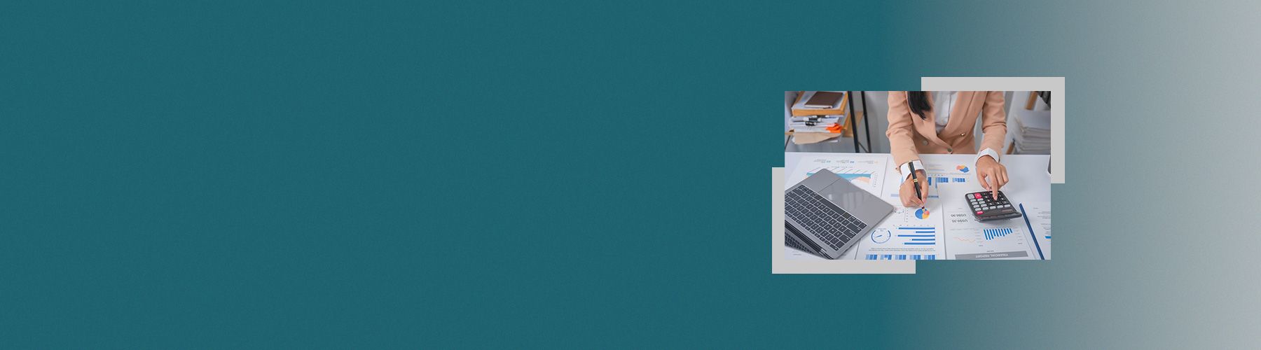 Eine Person sitzt an einem Schreibtisch über den Ergebnissen der Panel-Studien.