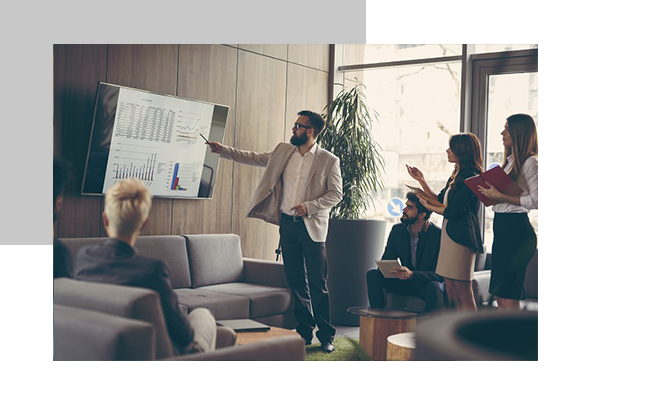 Ein Mann erklärt an einem Bildschirm wie die Paneladministration verwaltet wird.