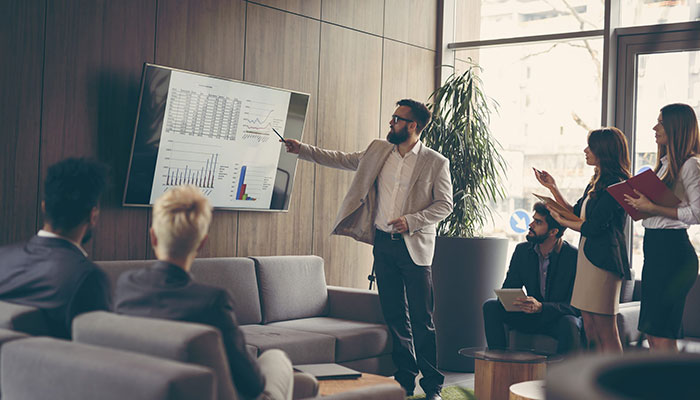 Die Paneladministration ist ein wichtigter Bestandteil des Erfolgs. Ein Team analysiert in einer Besprechung den Erfolg des Online-Panels.