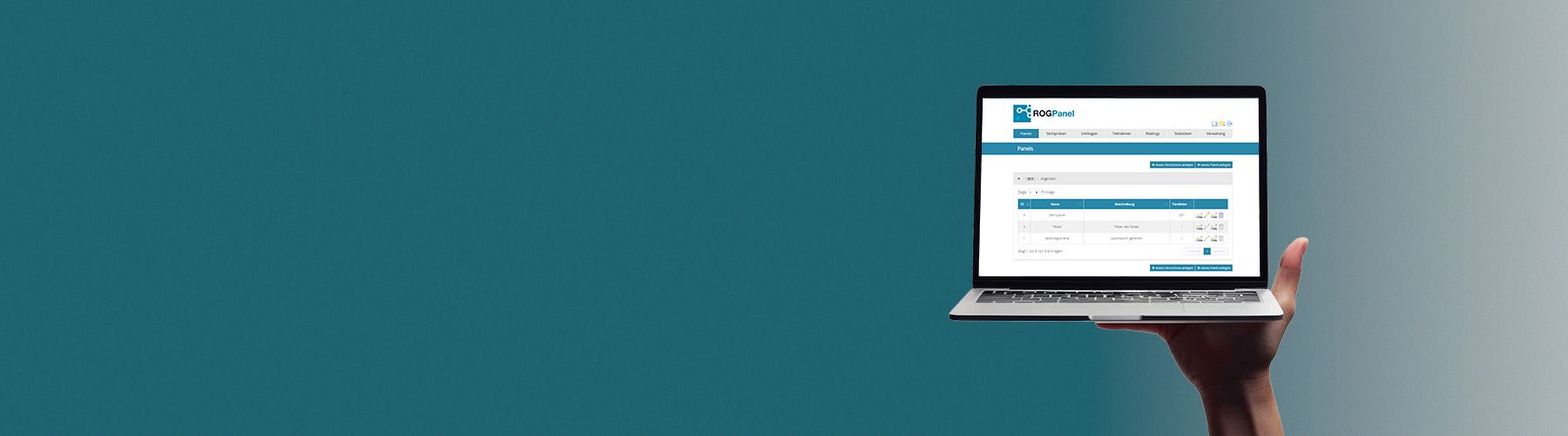 Eine Hand hält ein Laptop hoch auf dem die Panel Software von Rogator geöffnet ist.