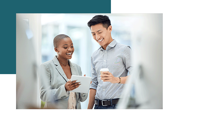 Zwei Kollegen sehen sich auf einem Tablet die positiven Ergebnisse des Puls-Checks an.