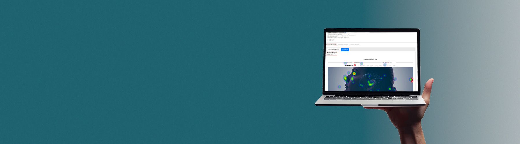 Eine Hand hält einen Laptop auf dem Sonderprogrammierungen mit Rogator erklärt werden.