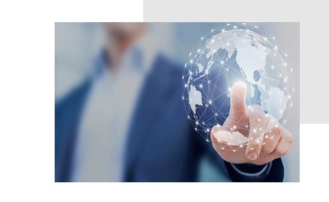 Geschäftsmann tippt auf Weltkugel für ein internationales Kundenfeedback.