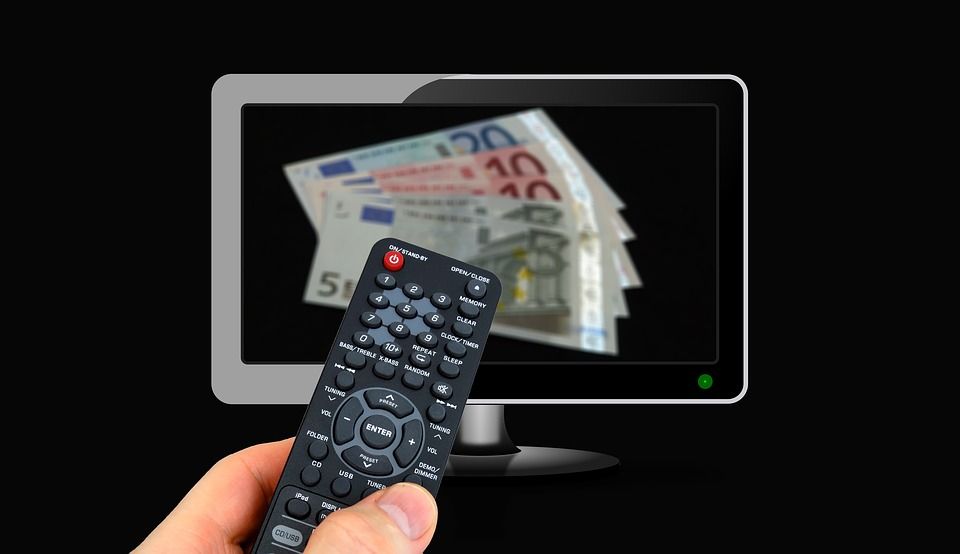 HbbTV-Befragungen Fernbedienung vor Fernseher