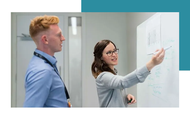 Two colleagues are discussing the topic interface connection.