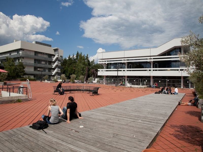 Uni-Südgelände. Der Rote Platz am Südgelände der FAU, wo große Teile der Technischen sowie der Naturwissenschaftlichen Fakultät angesiedelt sind.