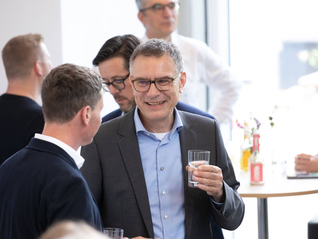 Zwei Menschen unterhalten sich auf einer Veranstaltung.