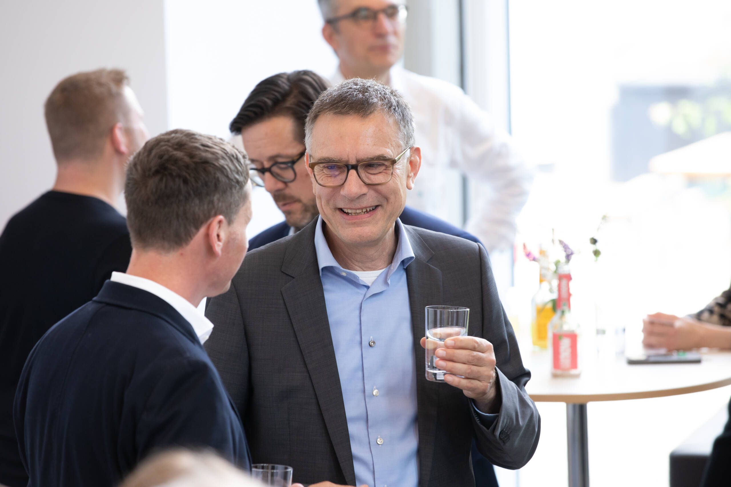 Zwei Menschen unterhalten sich auf einer Veranstaltung.