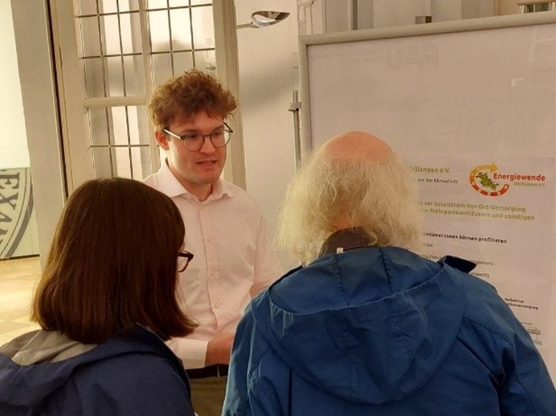 Bürger*innen werden von Energieberater beraten