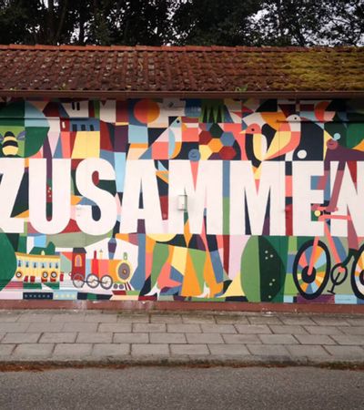 Wandgraffiti mit dem Schriftzug Zusammen