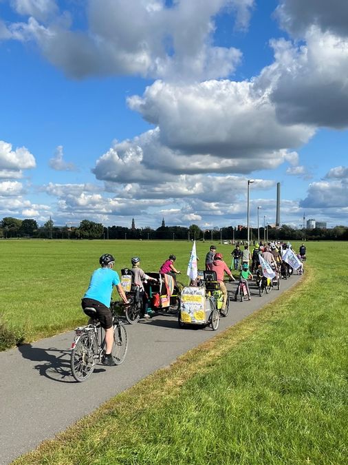 Radfahrer fahren über dem Wiesengrund