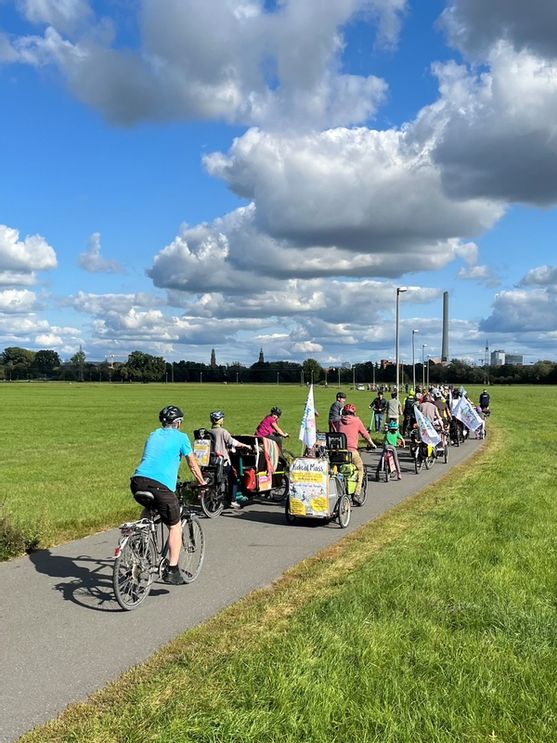 Radfahrer fahren über dem Wiesengrund
