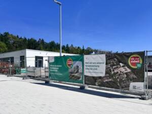 Bauzaunbanner an Baustelle vor Bezirkskliniken