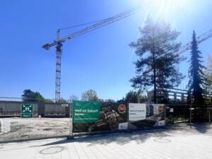 Bauzaunbanner vor der Baustelle des Bezirksklinikums.