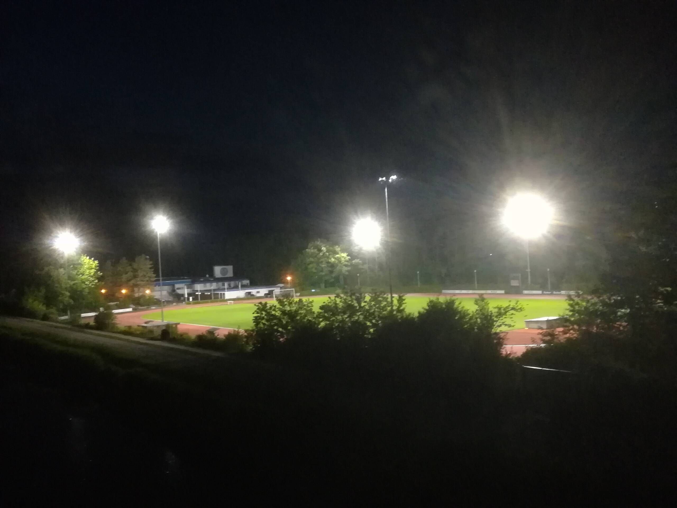 Fußballplatz des TV 1848 bei Dunkelheit