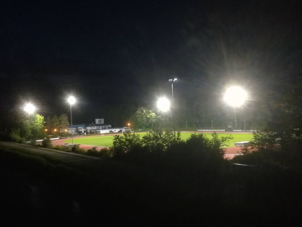 Fußballplatz des TV 1848 bei Dunkelheit