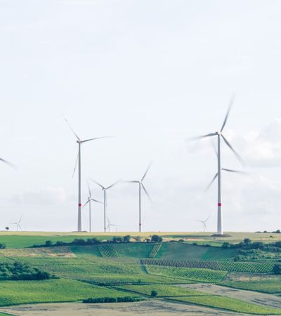 Windräder in Landschaft