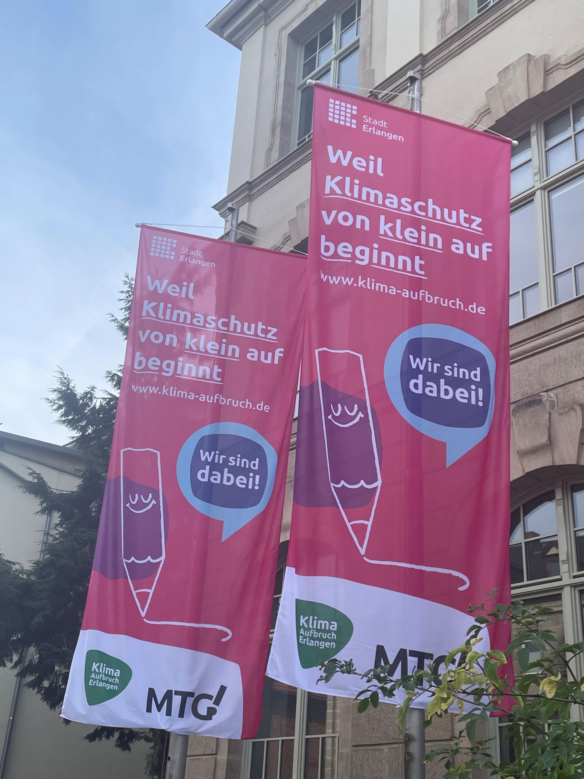 Klima-Aufbruch-Fahnen vor dem MTG