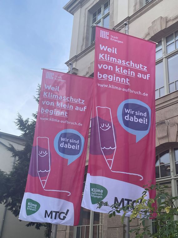 Klima-Aufbruch-Fahnen vor dem MTG