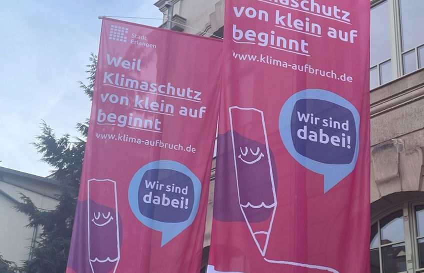 Klima-Aufbruch-Fahnen vor dem MTG
