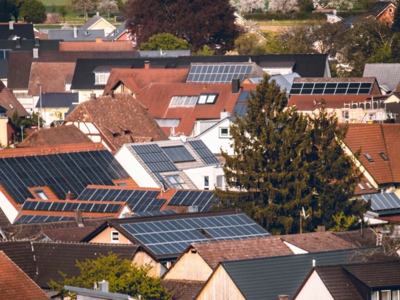 Siedlung mit einigen PV-Anlagen