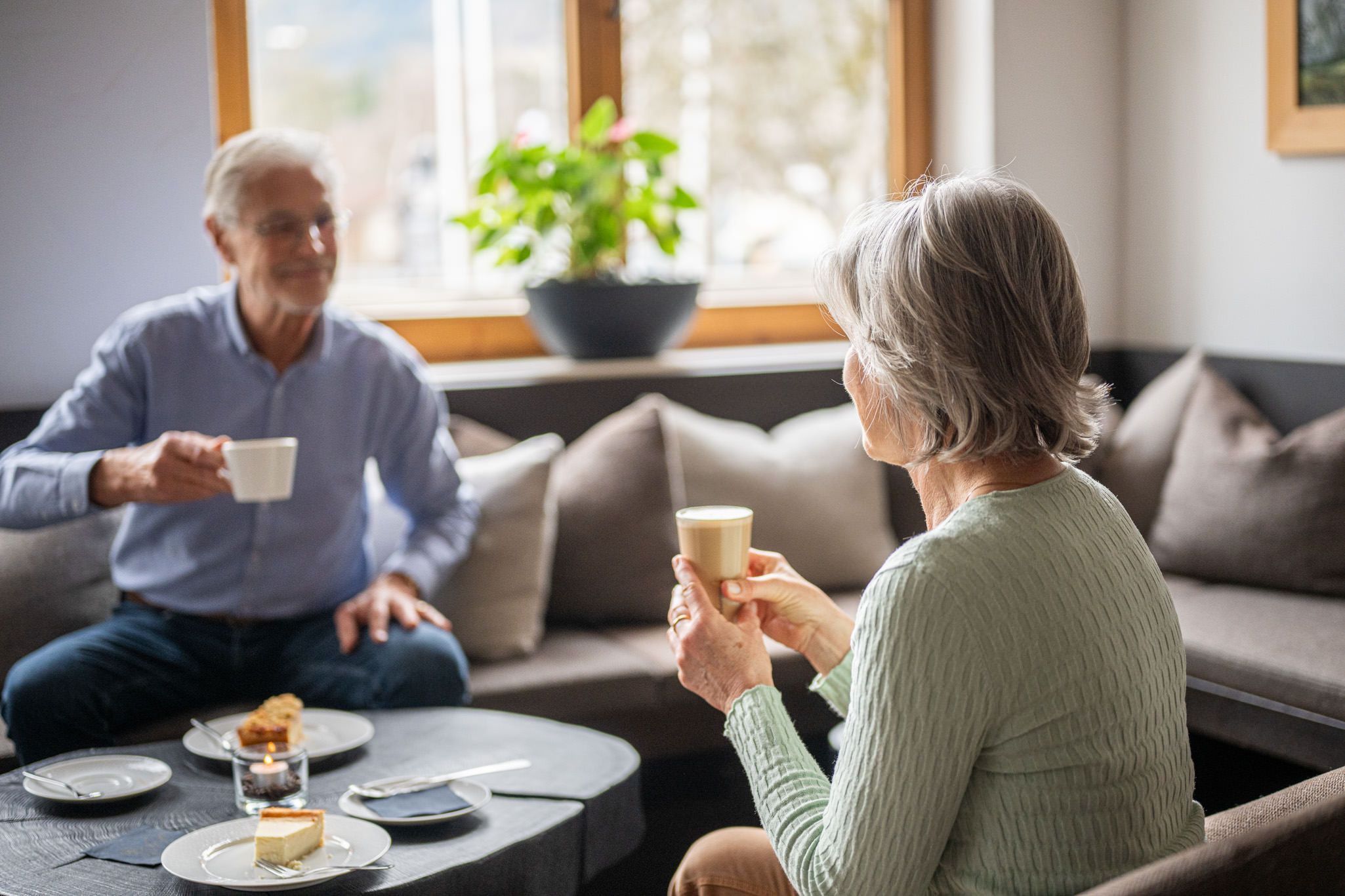 Verheiratetes Paar genießt Kaffee und Kuchen entspannt im Restaurant EchtFischen Speisegalerie.