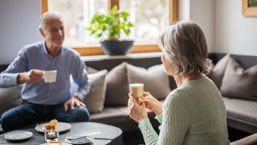 Verheiratetes Paar genießt Kaffee und Kuchen entspannt im Restaurant EchtFischen Speisegalerie.