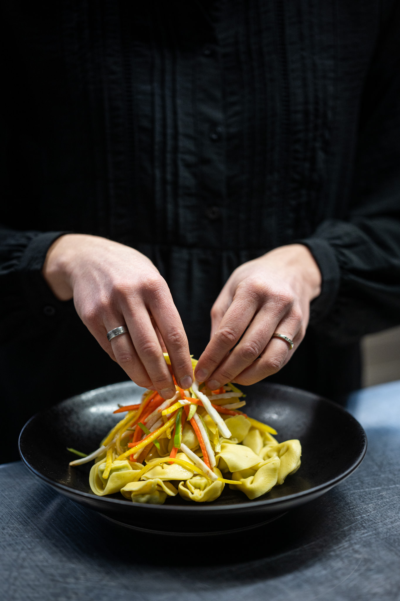 Nahaufnahme eines liebevoll angerichteten Tellers mit gefüllten Tortellini – frisch zubereitet und kunstvoll serviert in der Speisegalerie Fischen.