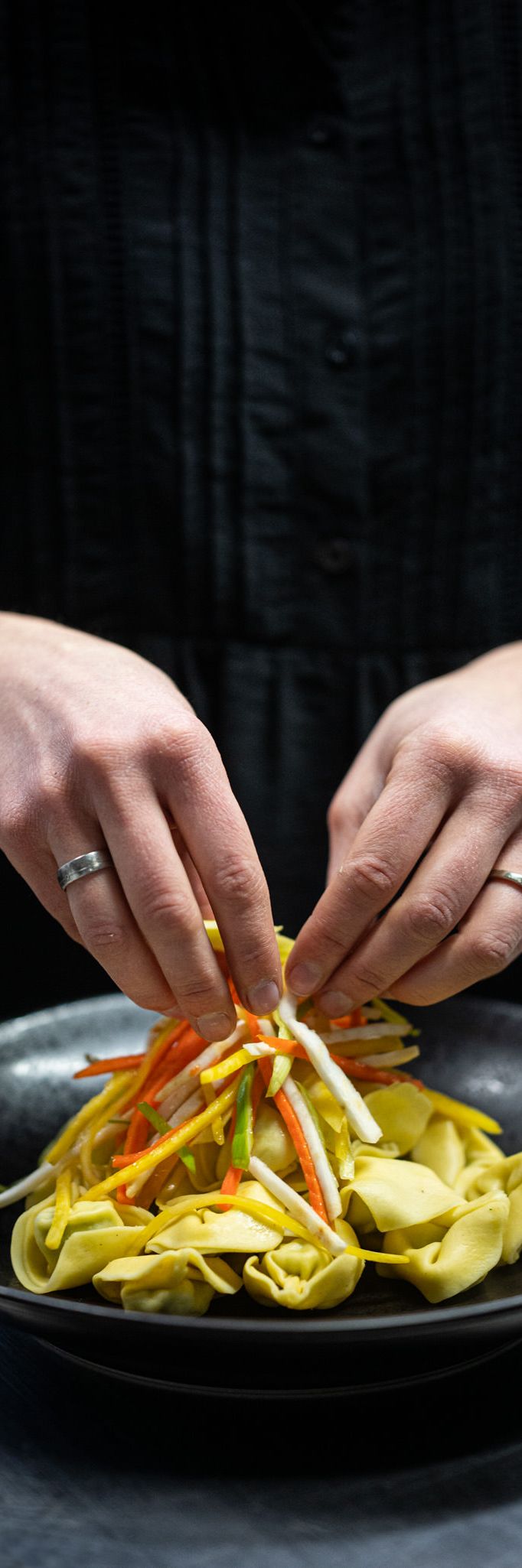 Nahaufnahme eines liebevoll angerichteten Tellers mit gefüllten Tortellini – frisch zubereitet und kunstvoll serviert in der Speisegalerie Fischen.