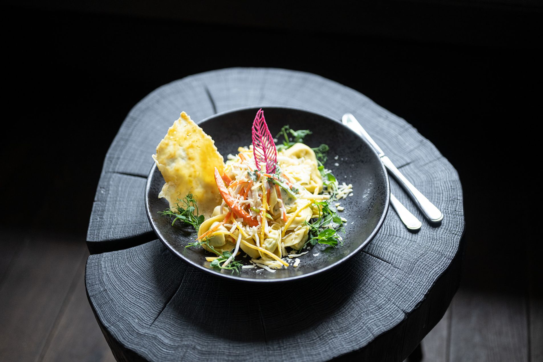 Kunstvoll angerichtetes Gourmetgericht auf einem eleganten Teller – ein Ausdruck der kreativen Küche der Speisegalerie Fischen.