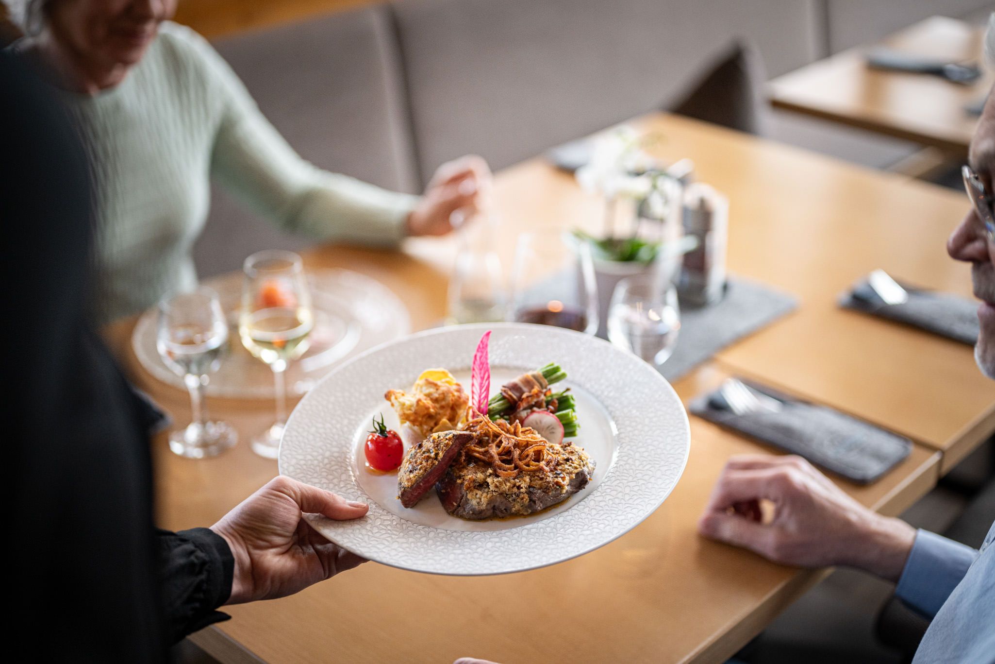 Ein kunstvoll angerichteter Teller mit Spezialität aus dem Restaurant EchtFischen Speisegalerie.