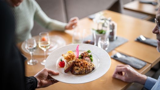Ein kunstvoll angerichteter Teller mit Spezialität aus dem Restaurant EchtFischen Speisegalerie.