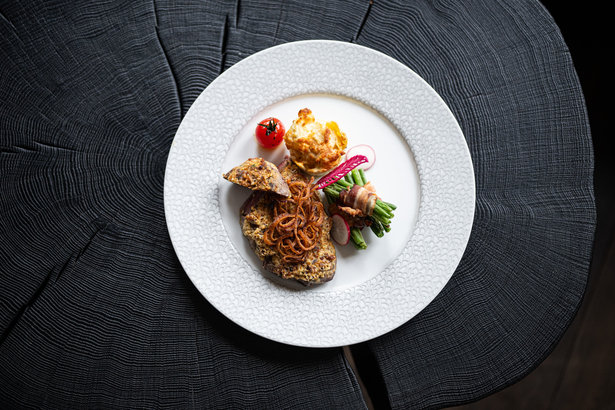 Frisch angerichtetes vegetarisches Gericht mit buntem Gemüse – gesund und kunstvoll serviert in der Speisegalerie Fischen.