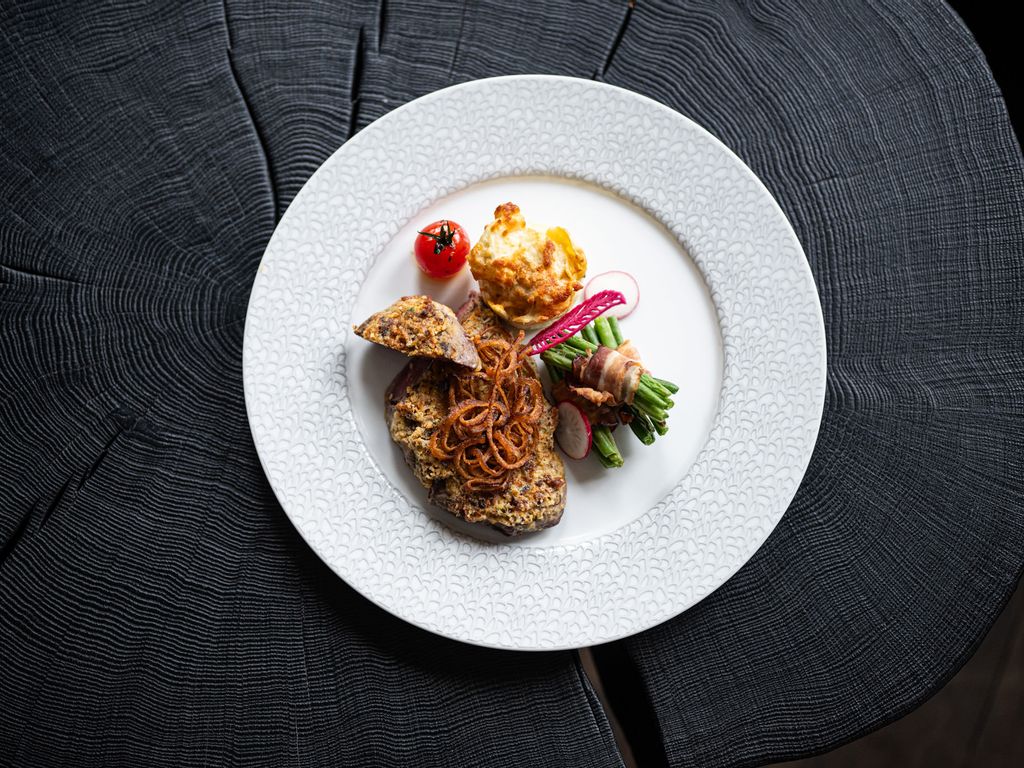 Frisch angerichtetes vegetarisches Gericht mit buntem Gemüse – gesund und kunstvoll serviert in der Speisegalerie Fischen.