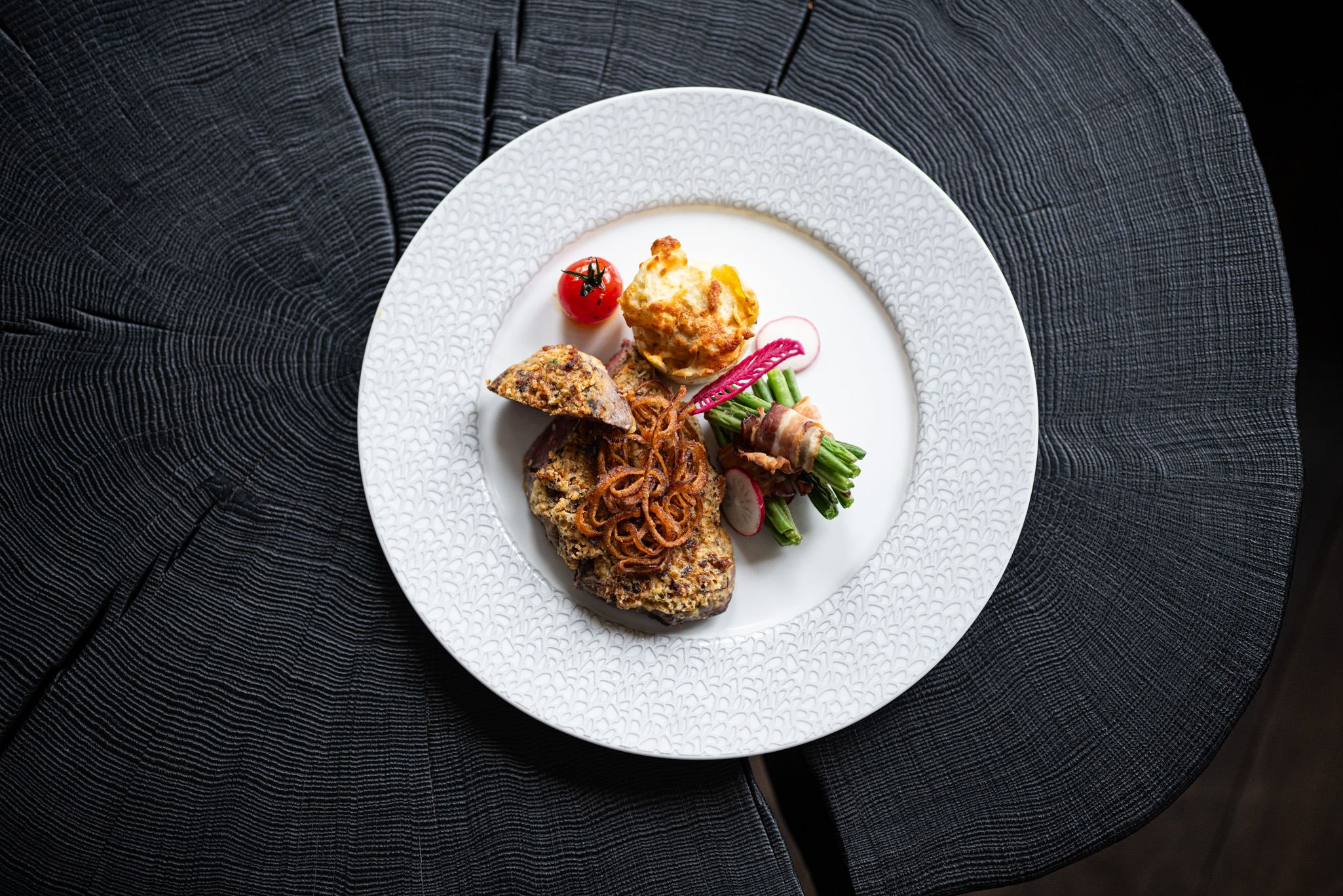 Frisch angerichtetes vegetarisches Gericht mit buntem Gemüse – gesund und kunstvoll serviert in der Speisegalerie Fischen.