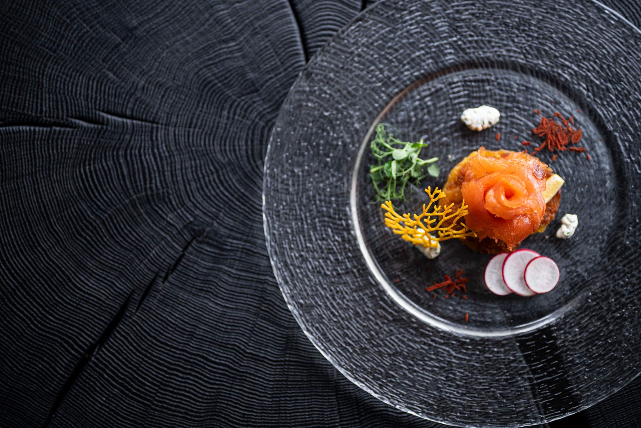 Frisches Brot belegt mit zartem Lachs, liebevoll angerichtet.