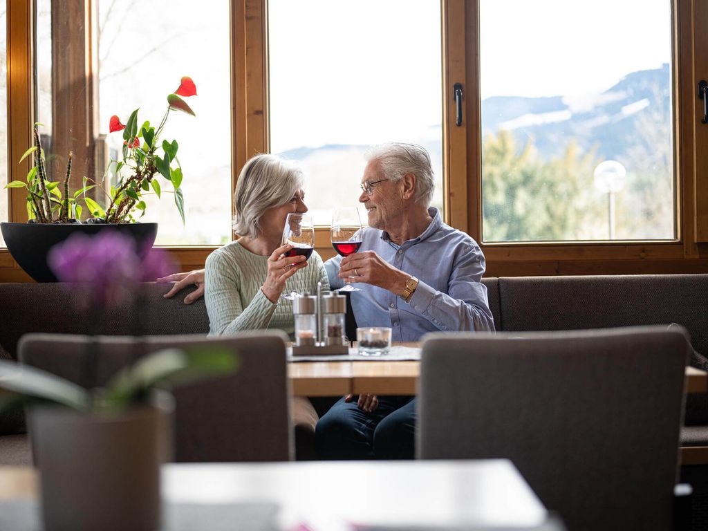 Ein Paar genießt ein gemeinsames Date in der Speisegalerie Fischen bei einem Glas Wein - ein Moment voller Genuss und Verbundenheit.