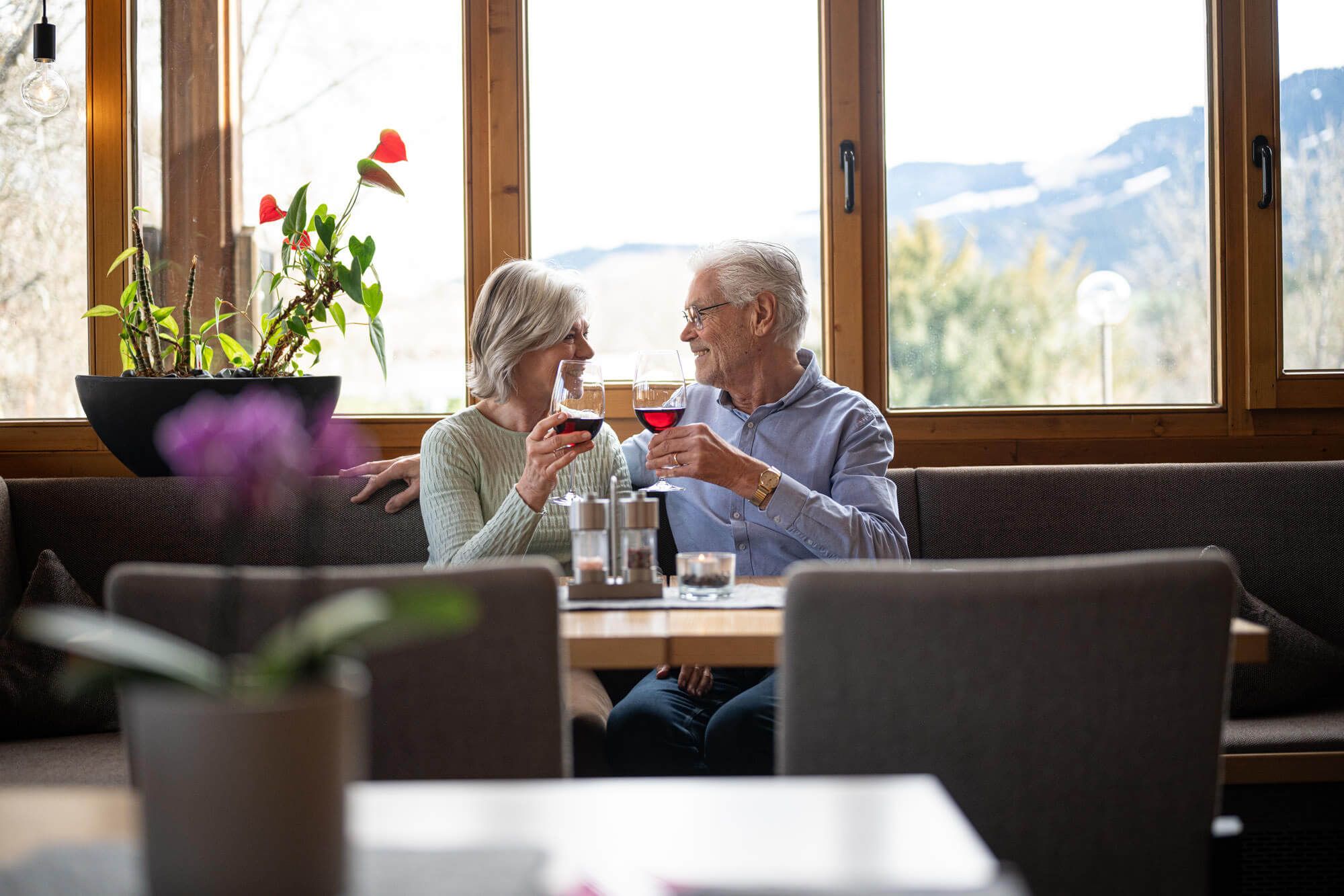 Ein Paar genießt ein gemeinsames Date in der Speisegalerie Fischen bei einem Glas Wein - ein Moment voller Genuss und Verbundenheit.