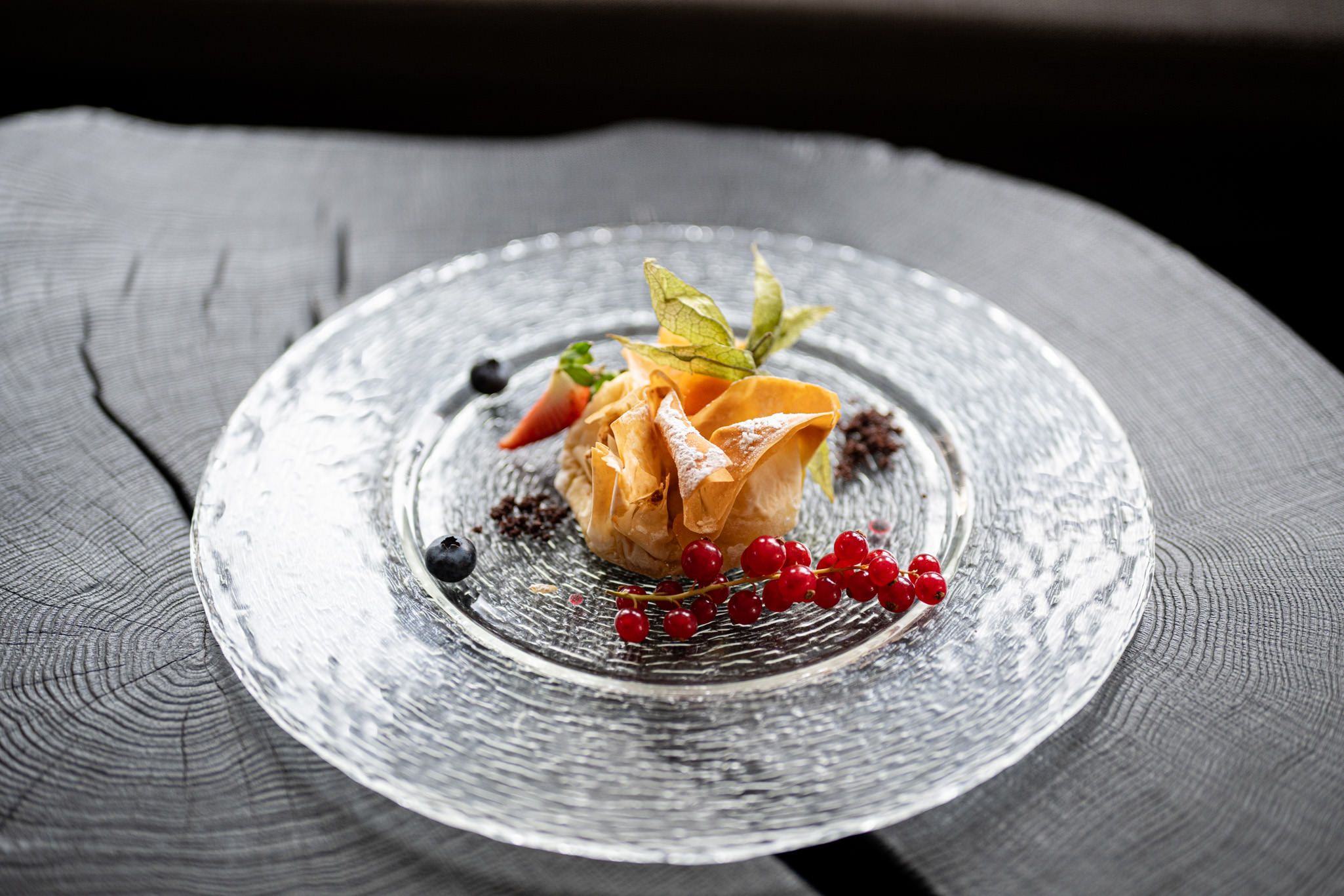 Ein Teller mit liebevoll angerichteten Häppchen im Restaurant Speisegalerie.