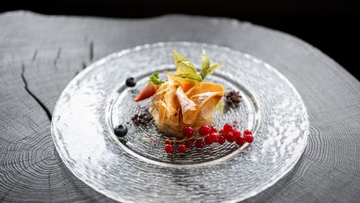 Ein Teller mit liebevoll angerichteten Häppchen im Restaurant Speisegalerie.