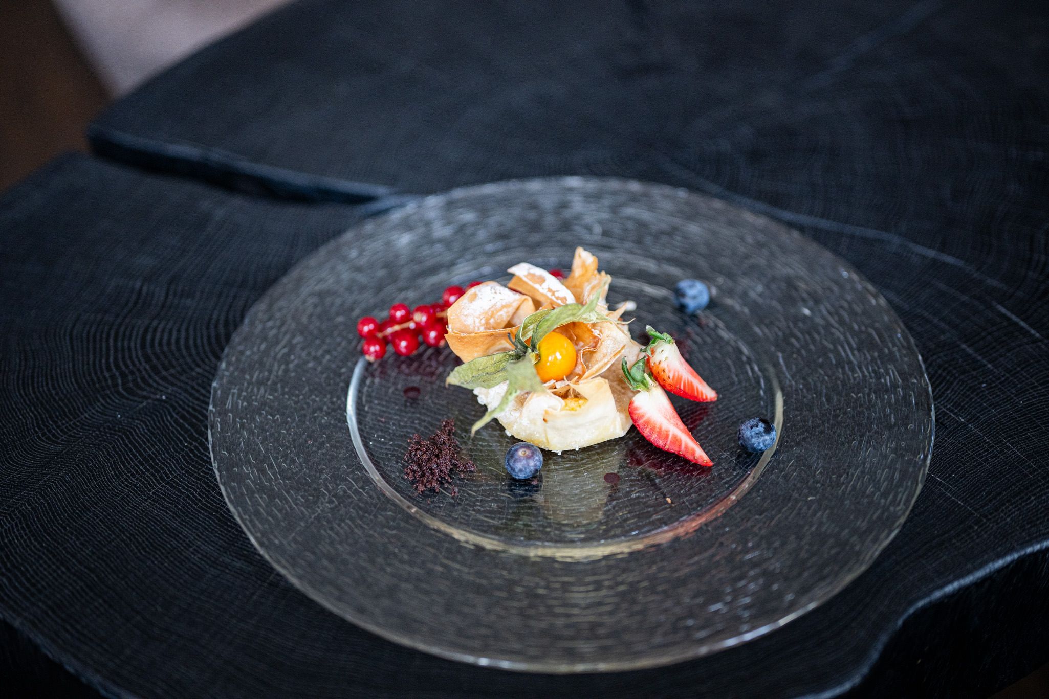 Ein Teller mit liebevoll angerichteten süßen Häppchen im Restaurant Speisegalerie.