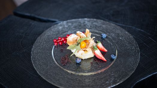 Ein Teller mit liebevoll angerichteten süßen Häppchen im Restaurant Speisegalerie.