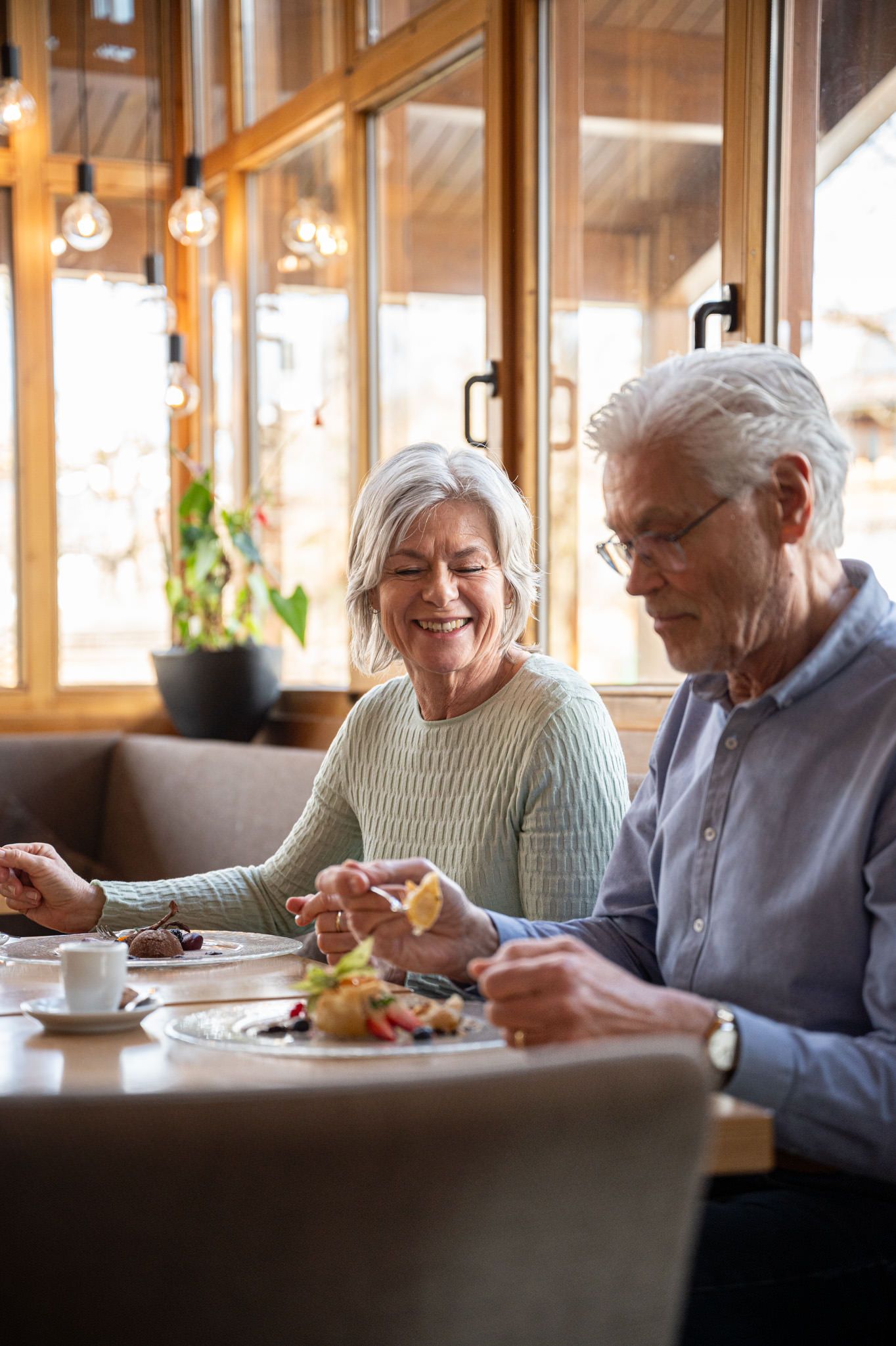 Ein Paar genießt gemeinsam ein liebevoll angerichtetes Essen in entspannter Atmosphäre im Restaurant.