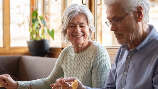 Ein Paar genießt gemeinsam ein liebevoll angerichtetes Essen in entspannter Atmosphäre im Restaurant.