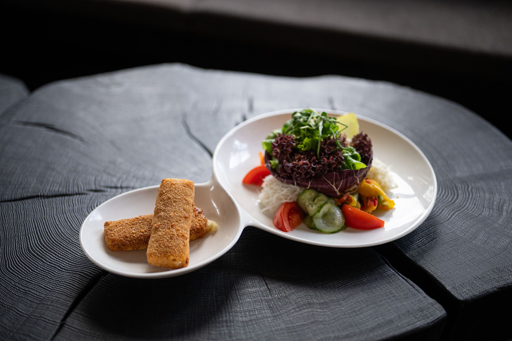 Kunstvoll angerichtetes Gourmetgericht auf einem eleganten Teller – ein Ausdruck der kreativen Küche der Speisegalerie Fischen.