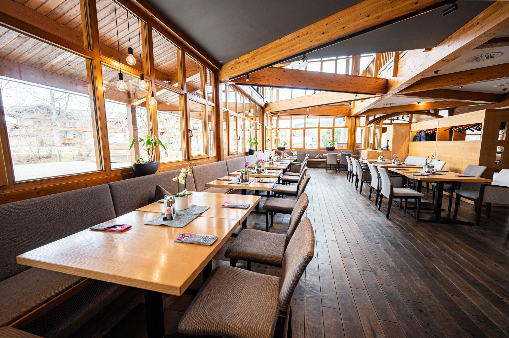 Blick in den stilvoll gestalteten Gastraum der Speisegalerie Fischen mit elegant gedeckten Tischen – einladendes Ambiente für kulinarischen Genuss und kulturelle Begegnungen.